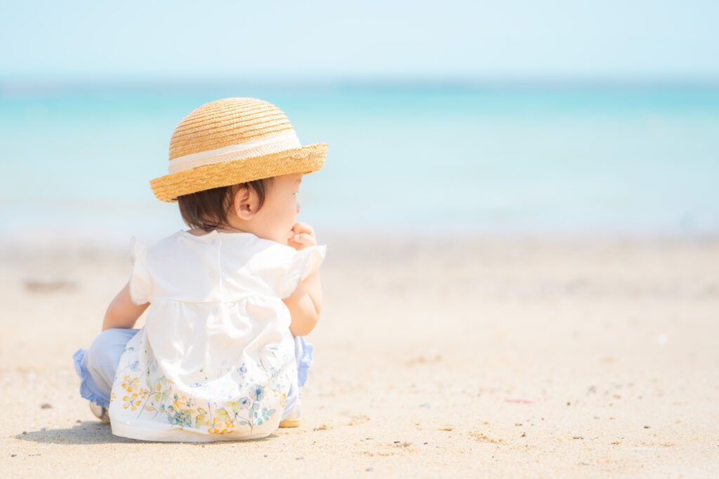 麦わら帽子で海辺に座る赤ちゃん｜夏の撮影会