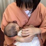 着物姿で授乳ケープなしに授乳するママ｜お宮参り
