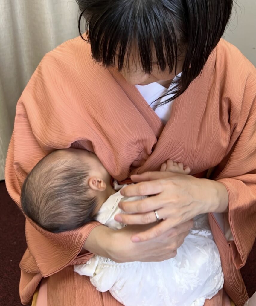 着物姿で授乳ケープなしに授乳するママ｜お宮参り
