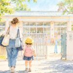 たくさんの荷物を抱えた母と、黄色い帽子の子どもが保育所の門へ向かう水彩イラスト